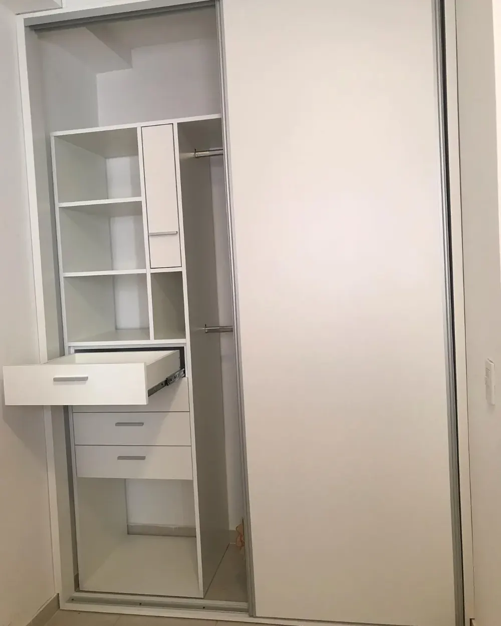 Interior con Cajones y Barra