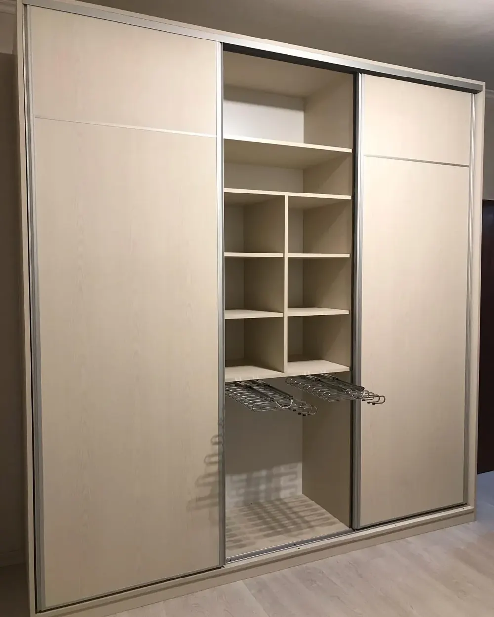 Placard con Zapatero Interno