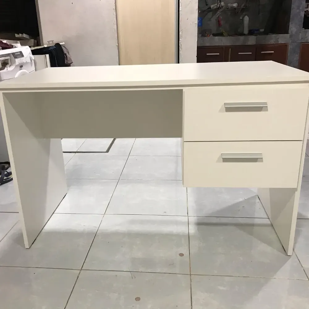 Escritorio con Cajones